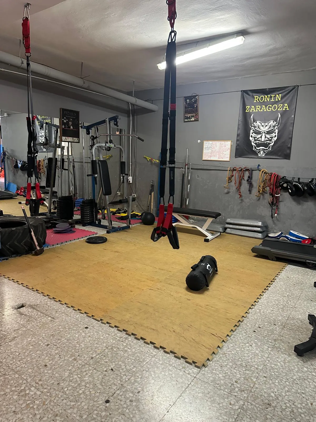 Imagen de la zona de entrenamiento libre del gimnasio Ronin Artes Marciales