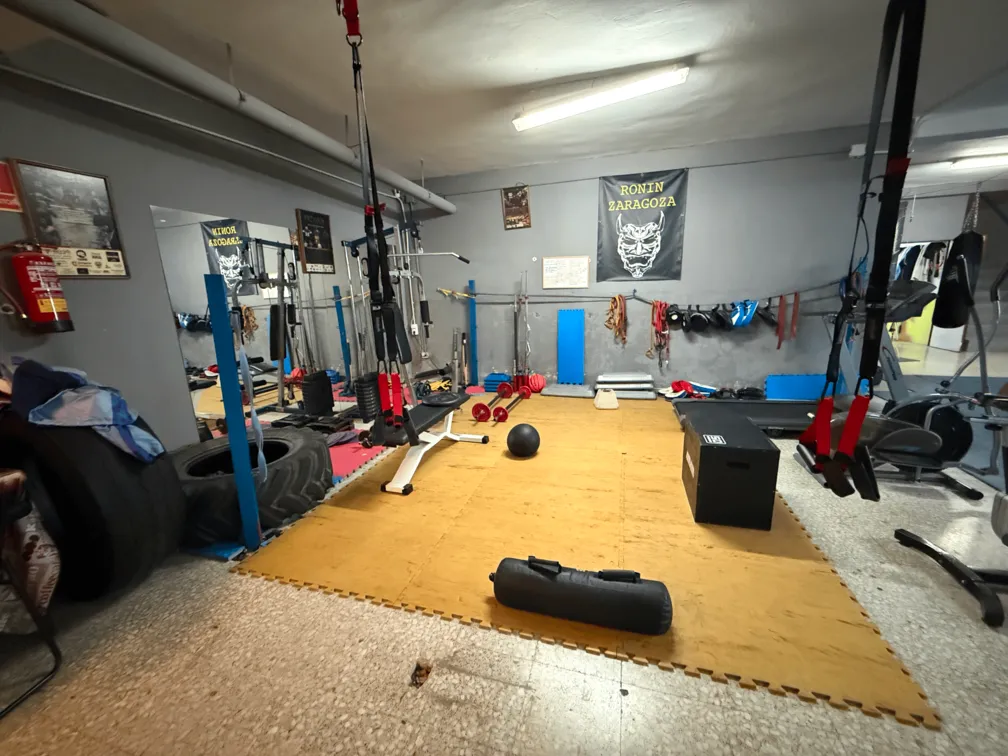 Imagen de la zona de entrenamiento libre del gimnasio Ronin Artes Marciales